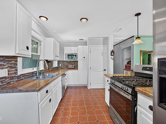 3rd image of 320 N Barbara St