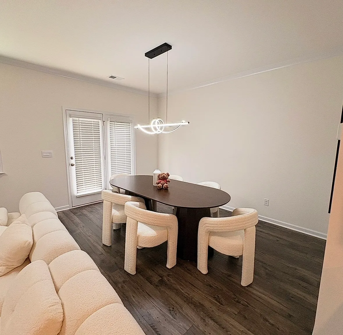 3 bed, 2.5 bath, 1800 sqft, $2,300 — Photo 2