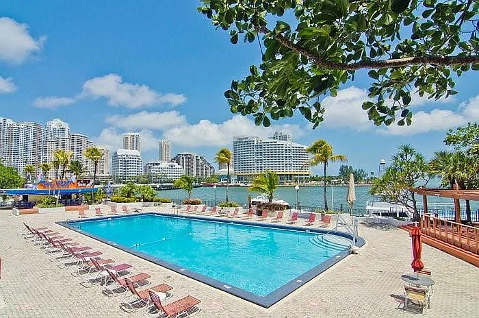 999 Brickell Bay Dr — Photo 8