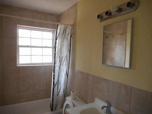 5th image of 904 Medina St