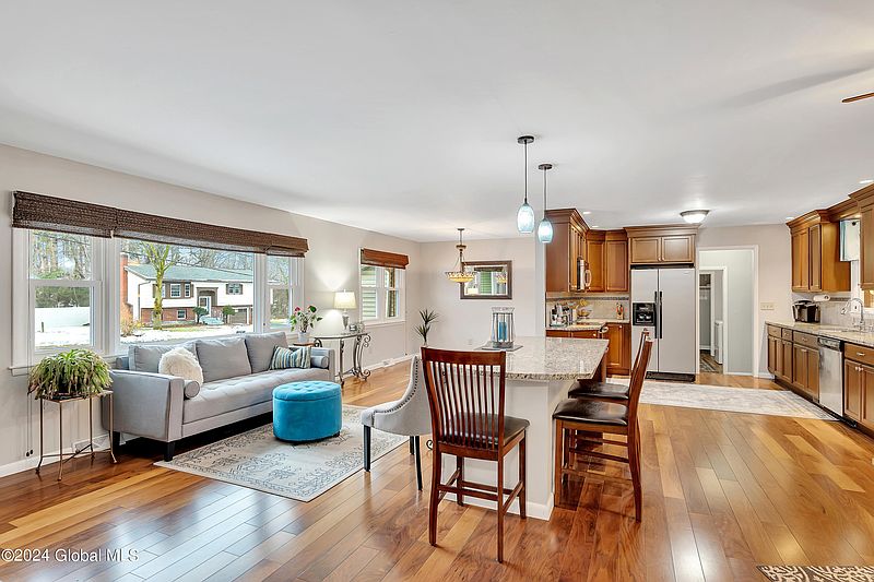 4th image of 10 Danielwood Dr