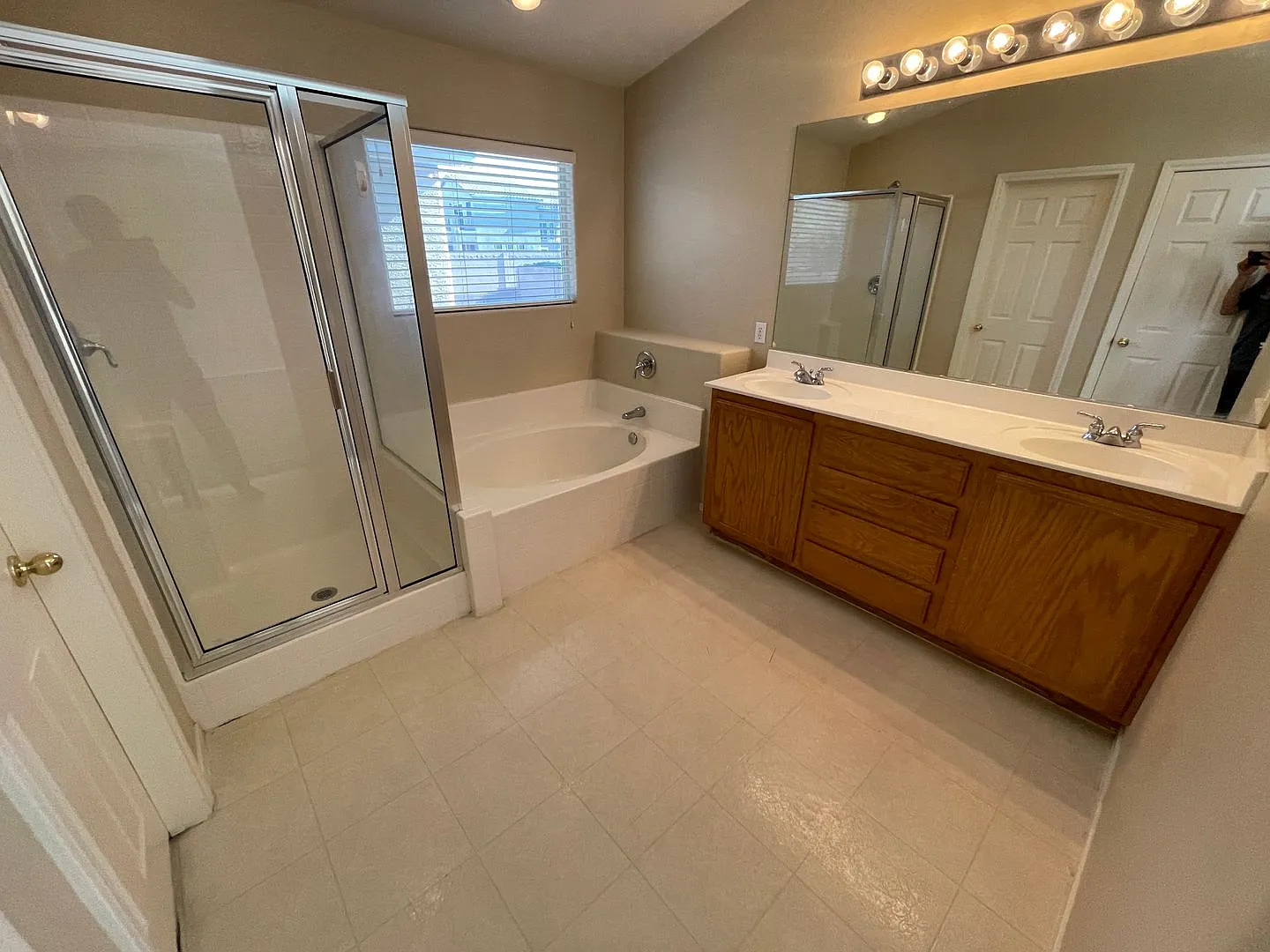 3 Bedroom 2 1/2 Bathroom w/Den & Loft — Photo 4