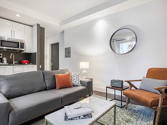3rd image of 15 W 55th St Unit Penthouse 1