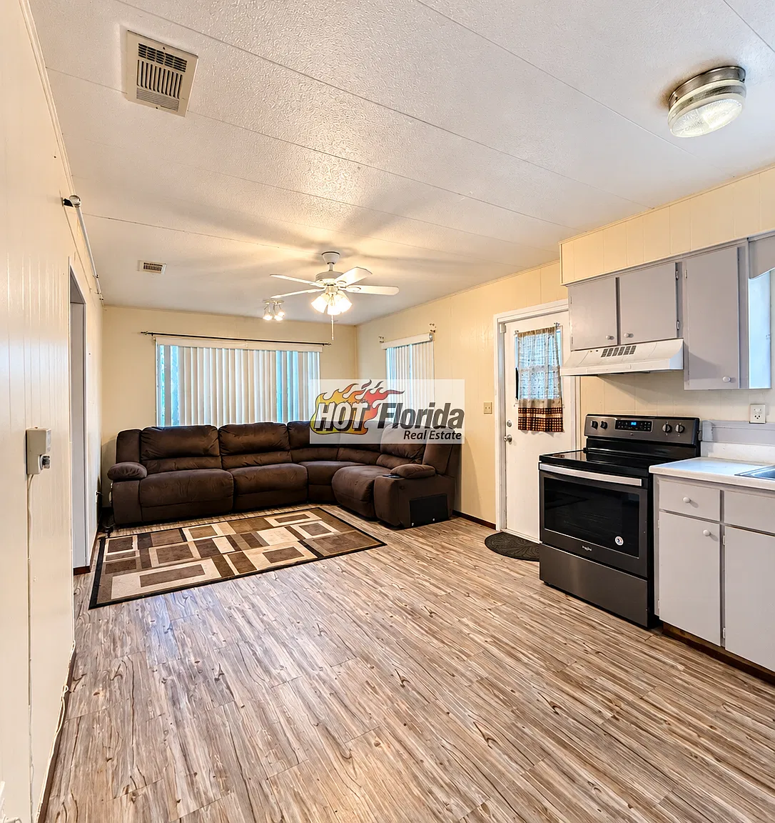Charming 3-bedroom, 1.5-bathroom residence located in the heart of Avon Park. — Photo 4