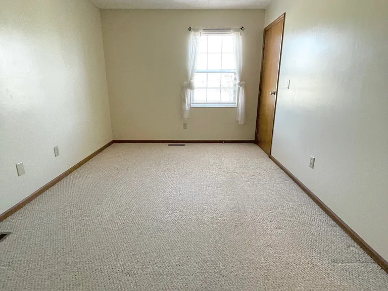 373 E North St — Photo 15