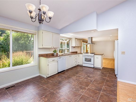 5th image of 11011 Butte Dr SW
