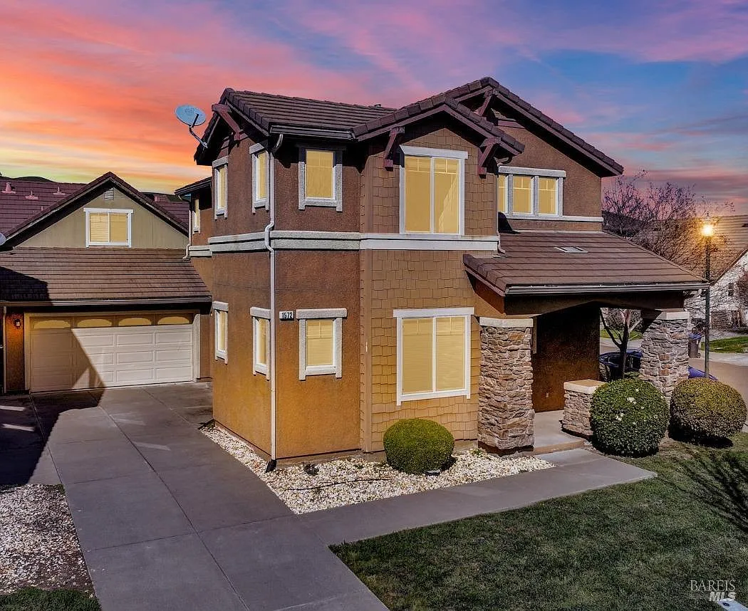 1572 Bailey Drive photo 1