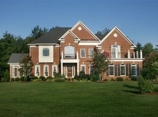 828 Thomas Run Dr, Great Falls, VA 22066