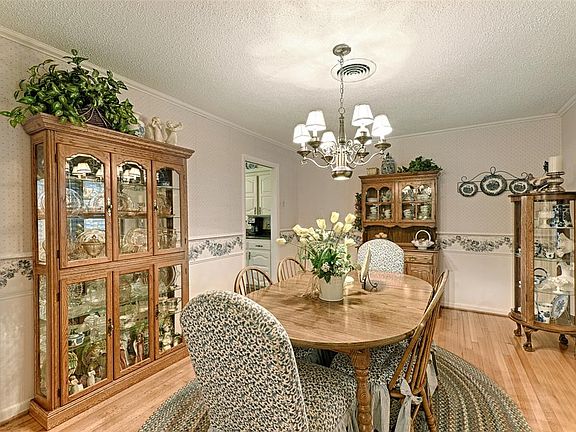 3rd image of 2533 Patricia Ln