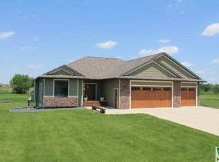1015 Hoeven Dr, Alton, IA 51003