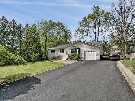 3rd image of 9 Mid Oaks Dr