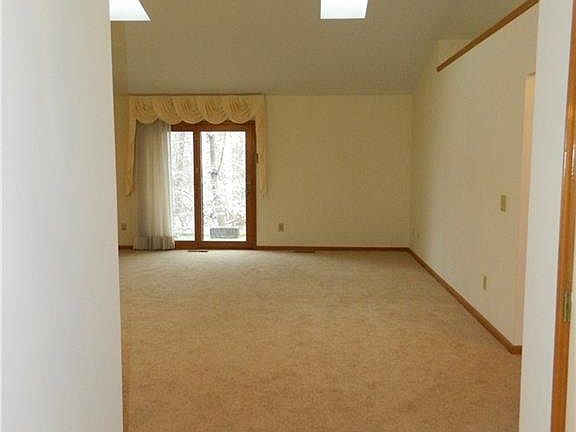 5th image of 577 Westwood Dr