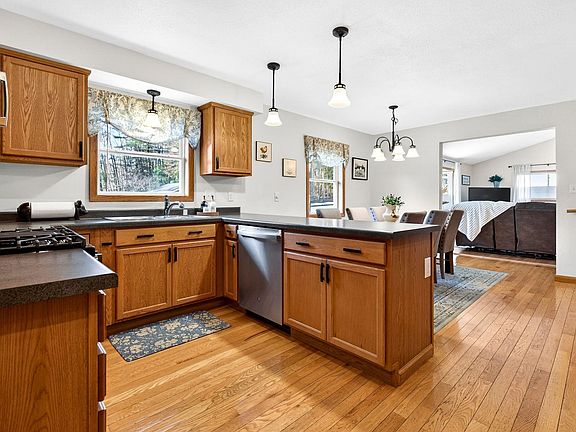 5th image of 1009 Riverside Dr