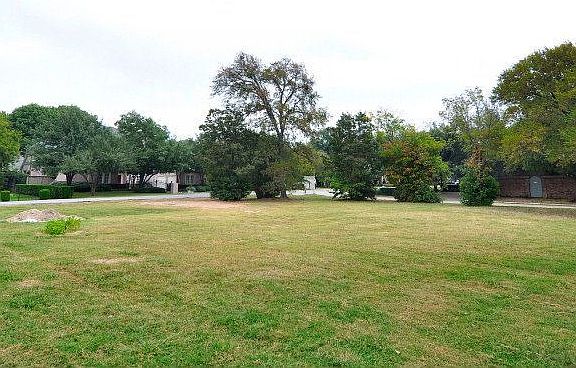 2nd image of 5822 Lakehurst Ave