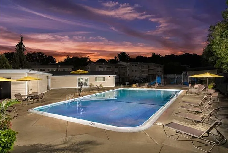 Hilltop Apartments — Photo 29