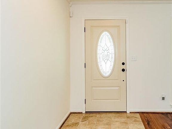 4th image of 1000 Mountain Oaks Dr