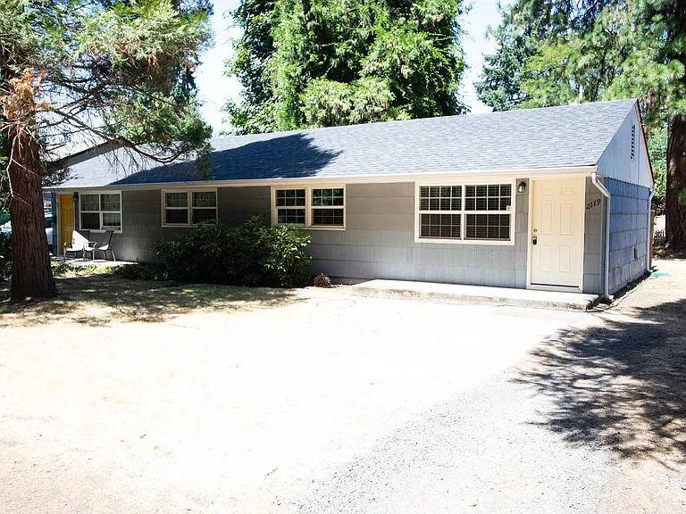 2119 Eastwood Ln — Photo 1