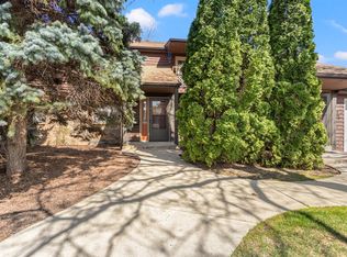 4246 S Ridgewood Ln #424, Greenfield, WI 53221