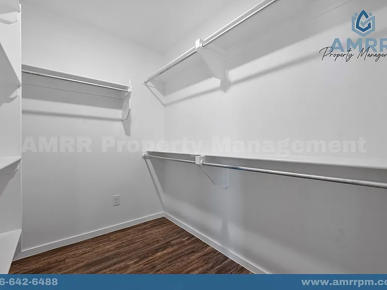 2037 Kenwood Ave — Photo 17