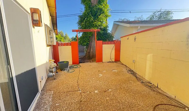 403 Lupin Ln — Photo 30