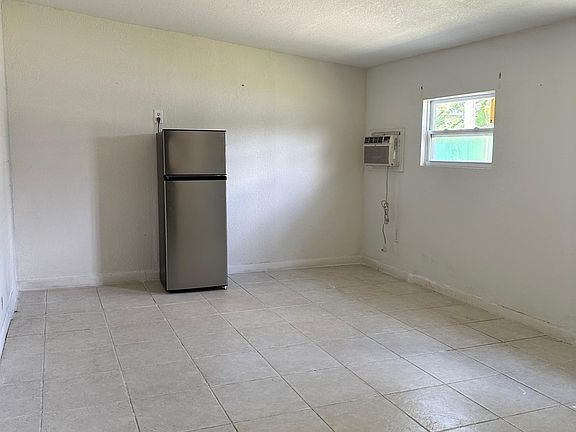 2nd image of 2706 Paine Ln