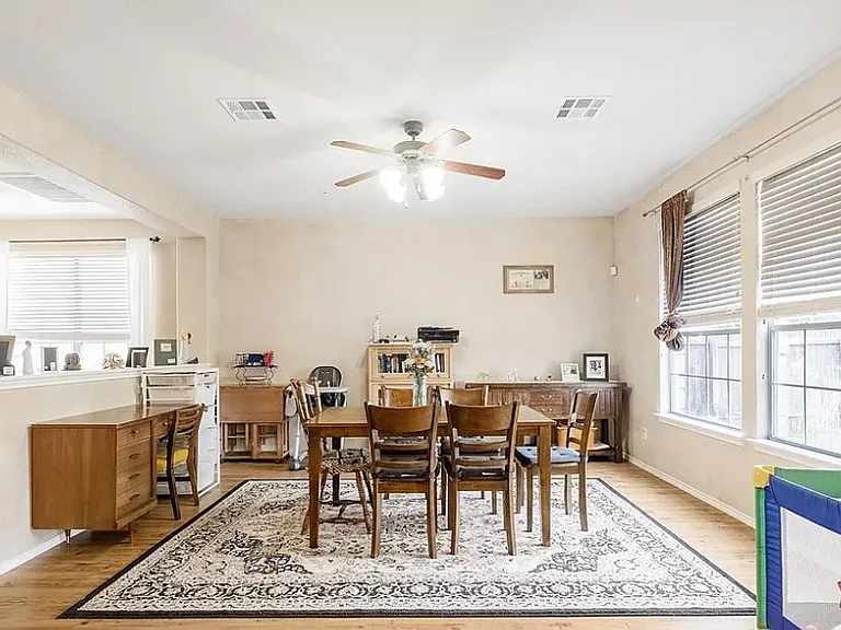 2426 Caroline Ct — Photo 4