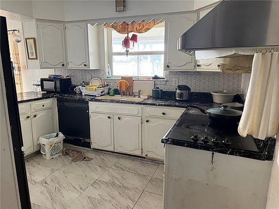 4th image of 2577 Holiday Dr