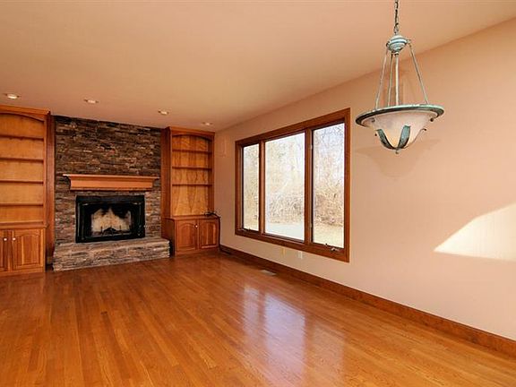 4th image of 2030 Harcourt Dr