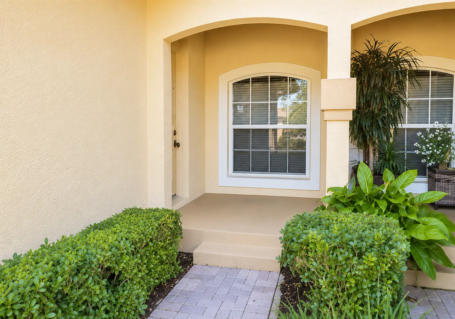 Annual Luxury Lakeview Condo with 3 Bedrooms + Den, Private Garage & Resort-Style Amenities — Photo 2