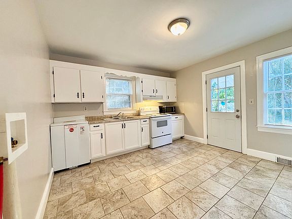 4th image of 606 Windsor St