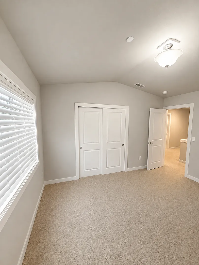 6 bed, 2920 sqft, $999 — Photo 3