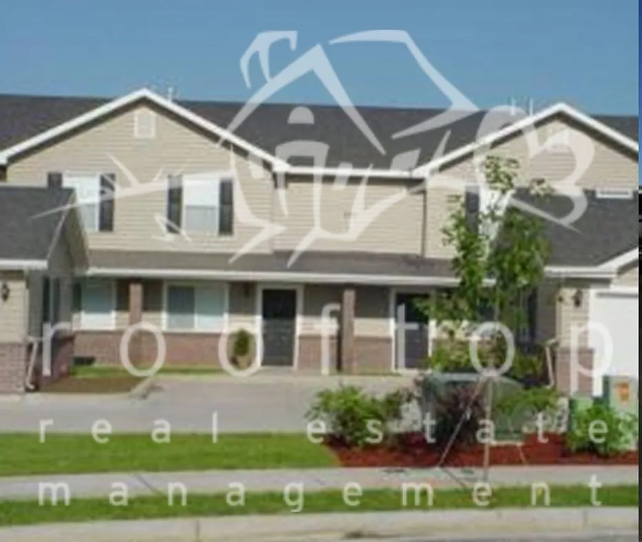 3 bed, 1.5 bath, 1300 sqft, $1,250 — Photo 1