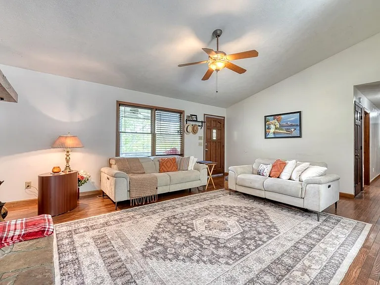 1085 Jones Creek Rd — Photo 13