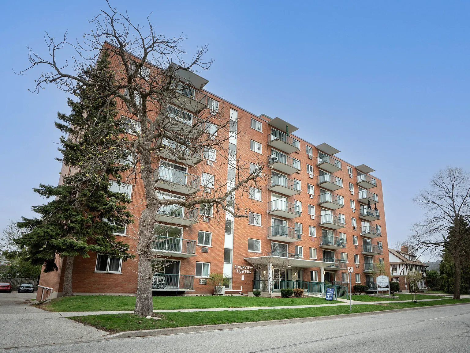 Riverview Tower Apartments — Photo 2