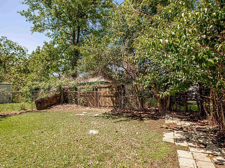 1169 N Acadian Thwy E — Photo 8