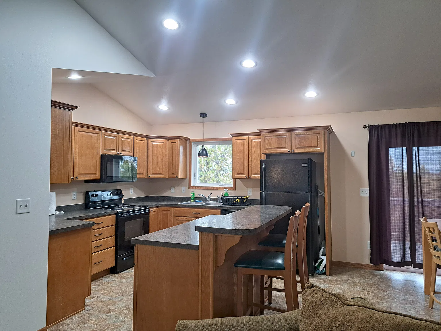 4 bed, 2468 sqft, $2,200 — Photo 2