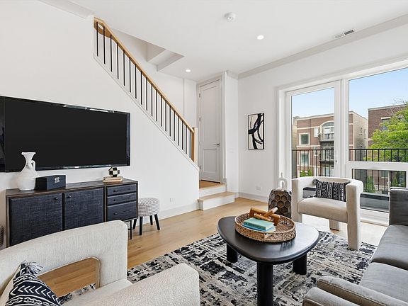 5th image of 6414 N Francisco Ave #202