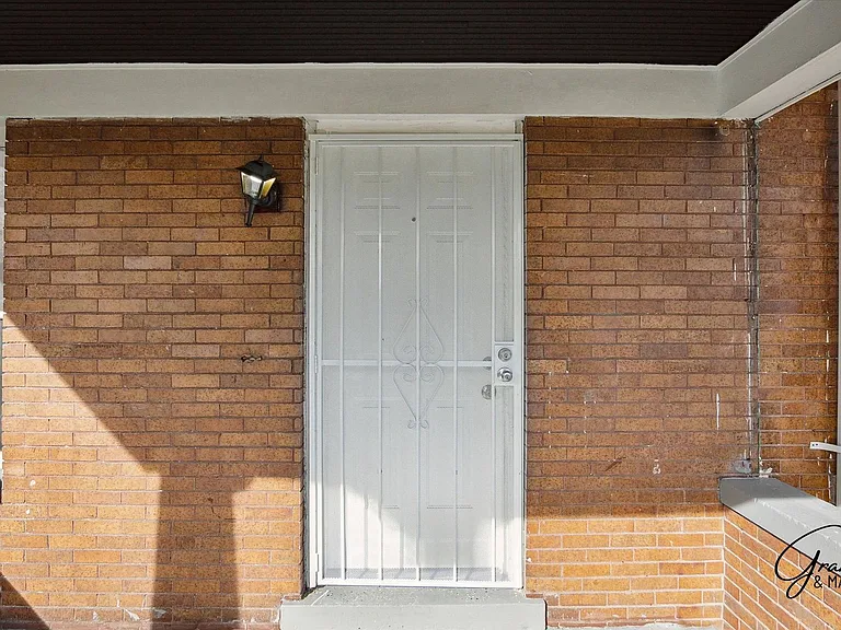 64 Glendale St — Photo 2
