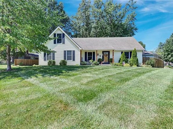 721 NE Cambridge Dr, Lees Summit, MO 64086