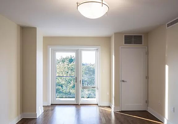 3rd image of 2388 31st St APT 6F