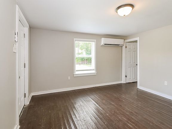 3rd image of 124 W Davant Ave