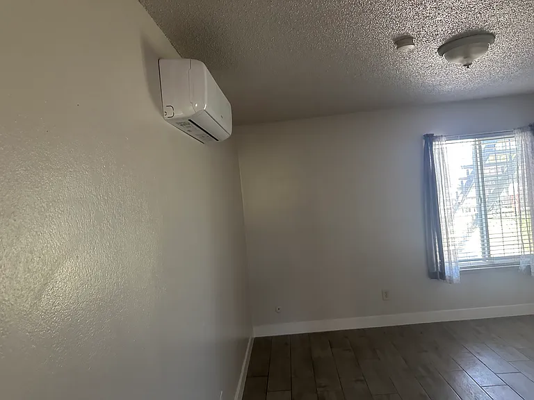 3306 N Maple Ave — Photo 6