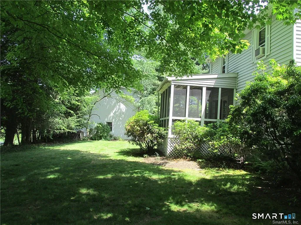 3 bed, 1.5 bath, 1298 sqft, $3,200 — Photo 2