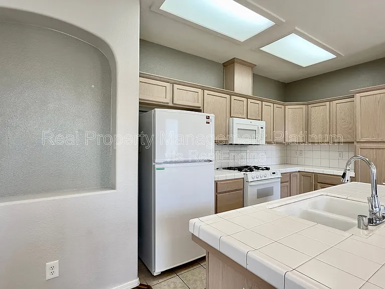 643 W Casanova Ln — Photo 14