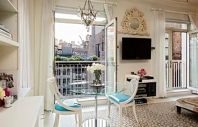 Sold by Avenue Real Estate