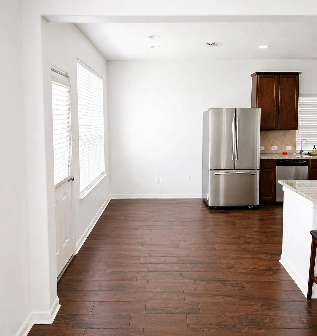 4 bed, 2.5 bath, 2420 sqft, $2,400 — Photo 4