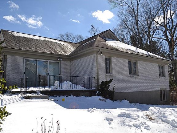 3rd image of 32 Carriage Dr