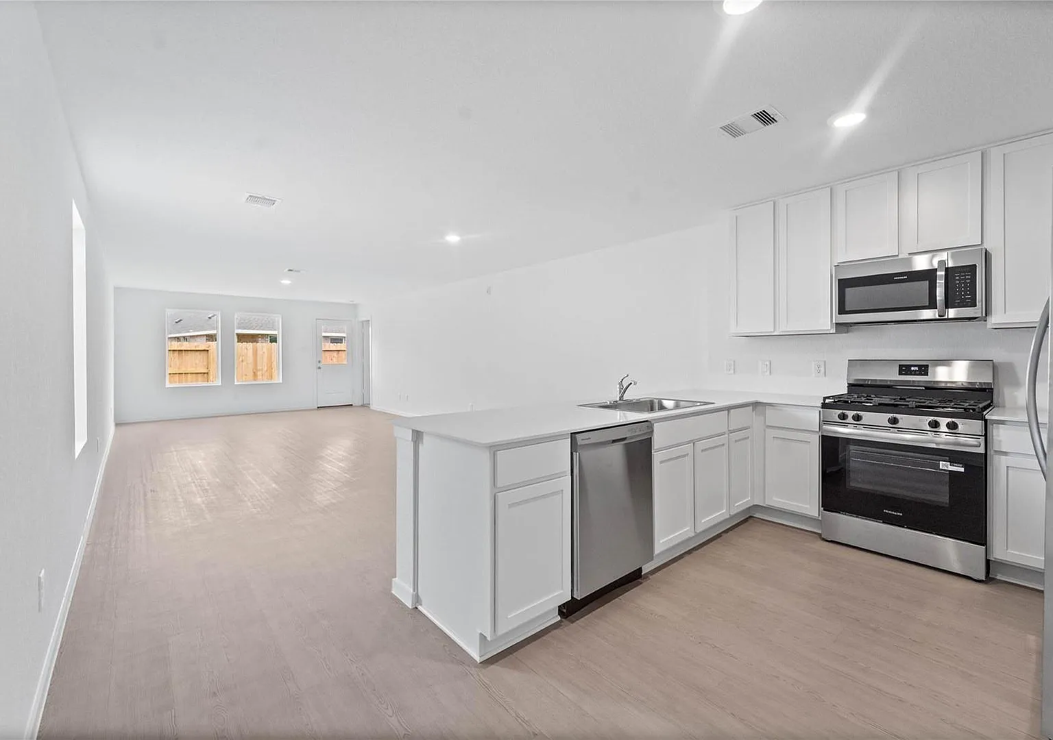 4 bed, 2.0 bath, 1690 sqft, $1,900 — Photo 3
