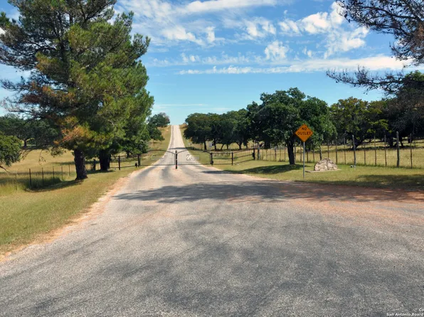 2154 AVIATION LOOP, Fredericksburg, TX 78624
