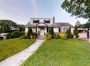 125 Carroll Ave, Ronkonkoma, NY 11779